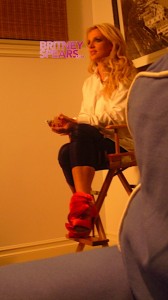 post_image-britney-spears-iusa-behind-the-scenes-07