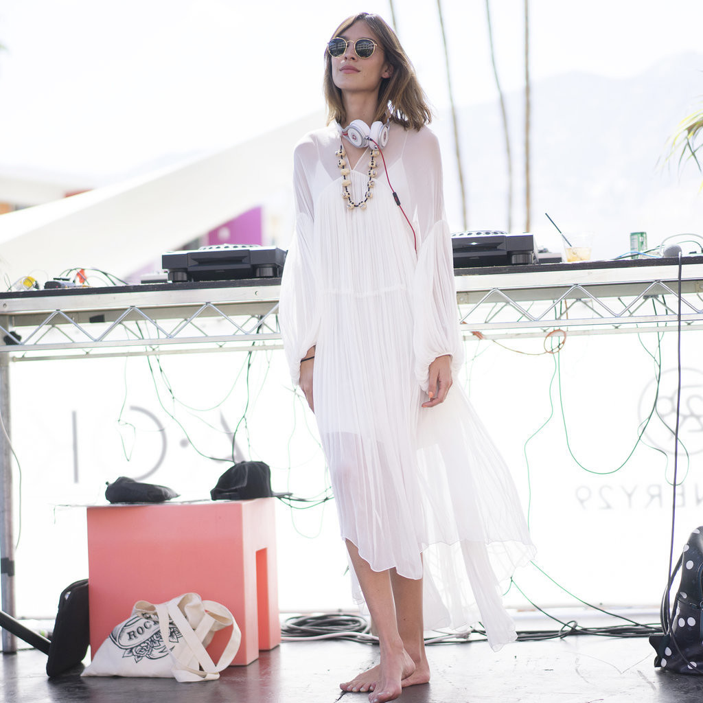 Alexa-Chung-looked-effortless-playing-DJ-lightweight-dress